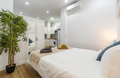 Ciudad Universitaria Apartment | Deluxe Signature Studio - Malaga Center