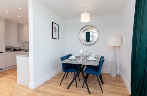 Walworth Apartment | Deluxe South Central Apartment