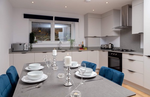 Walworth Apartment | Deluxe South Central Apartment