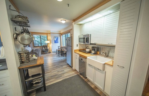 Mountain House Condo | Deluxe, Updated Studio close to Ski Lifts!