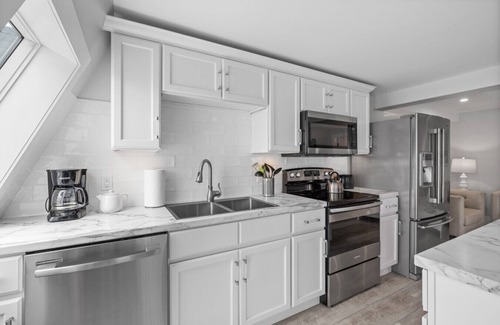 Queens Square Condo | Deluxe Waterfront Loft 2 Bedroom Downtown Ch"town