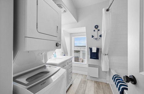 Queens Square Condo | Deluxe Waterfront Loft 2 Bedroom Downtown Ch"town