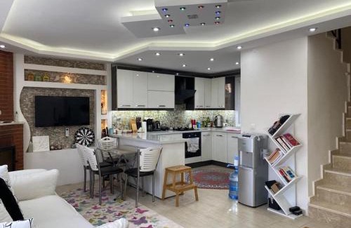Kadnlar Denizi Mahallesi Villa | Deniz manzaralı, havuzlu ve Bahçeli triplex villa