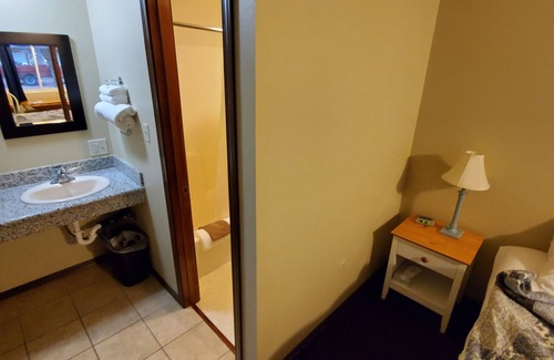 Maupin Apartment | Deschutes Motel - Rattlesnake - King Suite w/1 King Bed