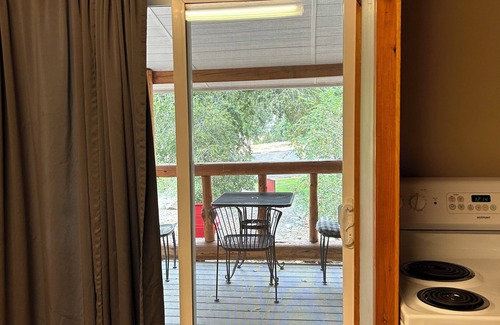 Madras Apartment | Deschutes River Fly Shop & Camp, River View Cabin Rental