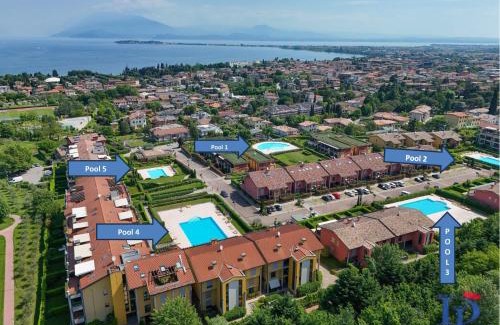 Rivoltella Apartment | DesenzanoLoft Official Partner MARRIOTT Homes & Villas -Butterfly and 5 Pools Family Apartment