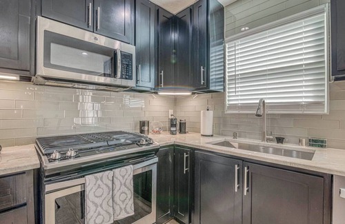 El Paso Condo | Desert Oasis - Central to Everything!