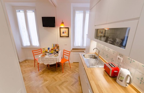 Testaccio Apartment | Design Apartment-Spotless-Rome cent-Bus & Metro-Airport train-AC-WiFi-Kitchen