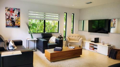 Buena Vista House | Design District by Midtown, Wynwood, Brickell, 10 min to the Beach, FREE PARKING