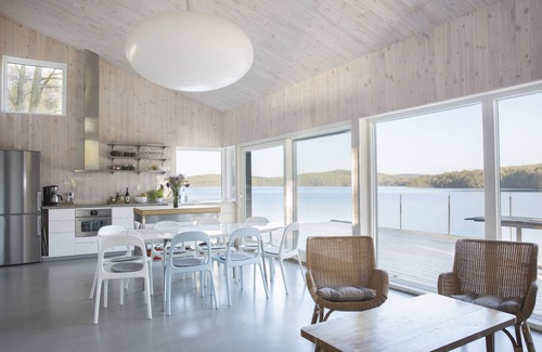Tvaaker House | Design house with own dock at lake