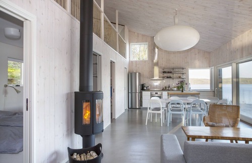 Tvaaker House | Design house with own dock at lake