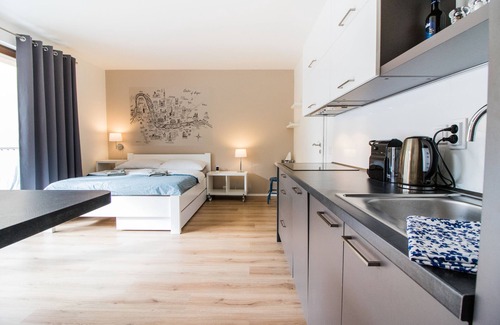 Nusle Apartment | 𝑫𝒆𝒔𝒊𝒈𝒏 𝒔𝒕𝒖𝒅𝒊𝒐 w/Patio, 10 min to Centre, 10 years of experience