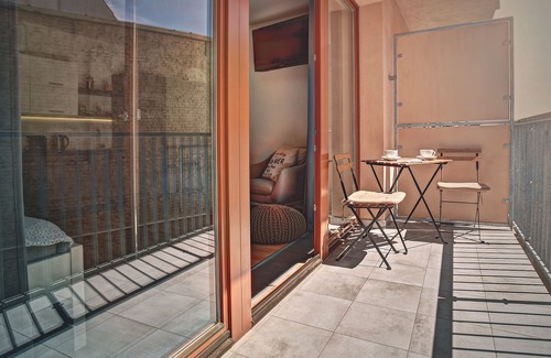 Nusle Apartment | 𝑫𝒆𝒔𝒊𝒈𝒏 𝒔𝒕𝒖𝒅𝒊𝒐 w/Patio, 10 min to Centre, 10 years of experience