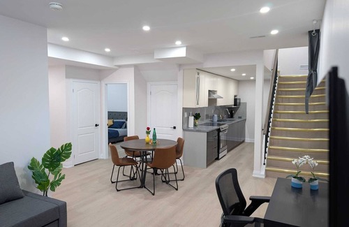 Whitby House | Design your stay: private suite, configurable rooms, minutes from shops.