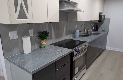 Whitby House | Design your stay: private suite, configurable rooms, minutes from shops.