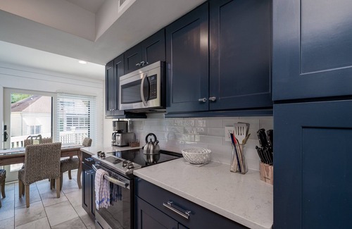 Spinnaker Beachhouses House | DESIGNER DECORATED 3 BR Spinnaker! Walk to beach & club! Amenity Cards! Dog Friendly!