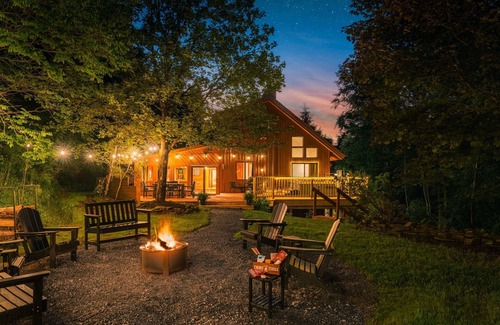 Coudersport Cabin | Designer Forest Escape | Hot Tub Firepit Stars