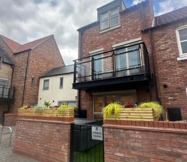 Hull House | Designer Townhouse with Hot Tub, Balcony and Bronze Sculptures