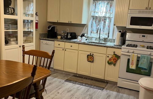 Wildwood Crest Condo | Desirable Wildwood Crest 3 blocks from the beach 2 blocks from Sunset bay