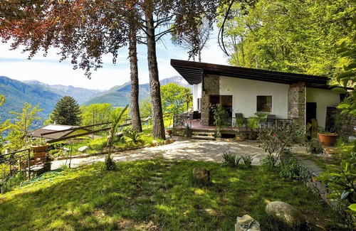 Sarangio House | Detached 2-bedroom house with large plot, lake view and whirlpool