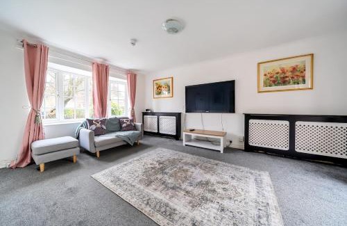 Shinfield House | Detached 3 story 5 bedrooms, 4 double, 1 single 9 guests