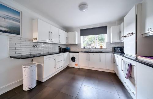 Shinfield House | Detached 3 story 5 bedrooms, 4 double, 1 single 9 guests