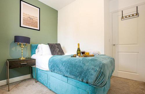 Deanshanger House | Detached 4 Bed-UltraFast Wifi Garden Free Parking
