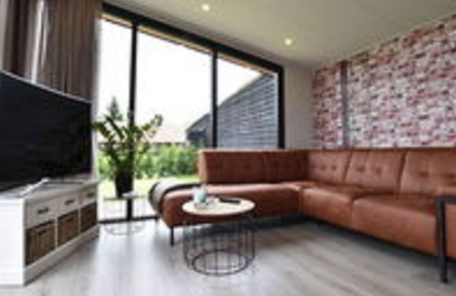 Haulerwijk Ski Chalet | Detached chalet in Friesland with fenced garden and unobstructed view.