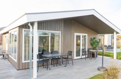 Linden House | Detached chalet on the water with two bedrooms
