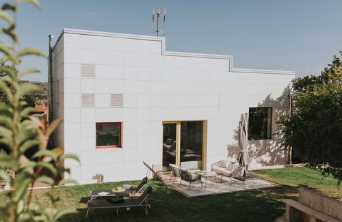 Brinas Villa | Detached villa in La Rioja Alta: garden and private parking, mini golf, jacuzzi.