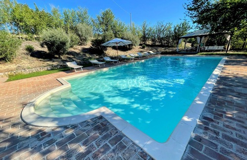 Loreto Villa | Detached villa - sleeps 10 - pool - pergola - playground for children - wifi