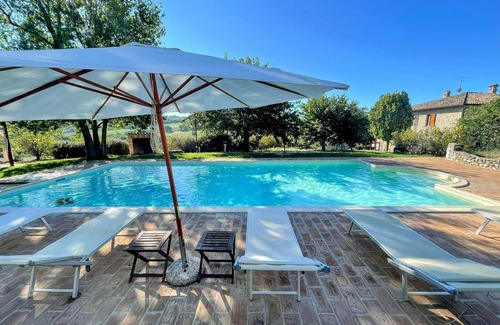 Loreto Villa | Detached villa - sleeps 10 - pool - pergola - playground for children - wifi