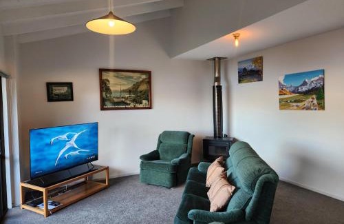Fernhill House | Devine Hideaway - Family Rustic Kiwi Bach - Beautiful Lake Views
