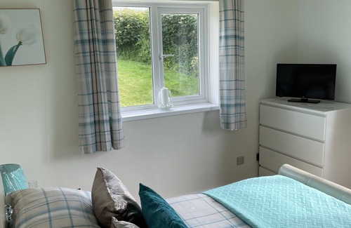 Buckfastleigh Bed & Breakfast | Devon rural country B&B Suite of rooms with guest lounge and bathroom.