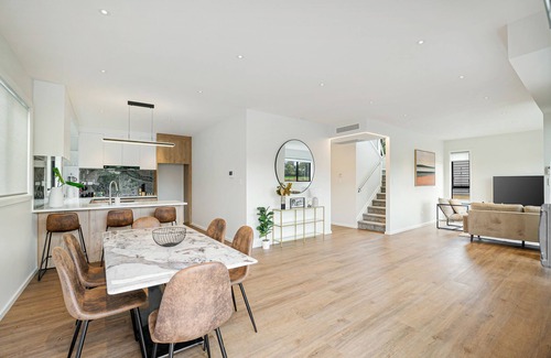 Devonport House | Devonport Beach Front Home w/Netflix & Nespresso