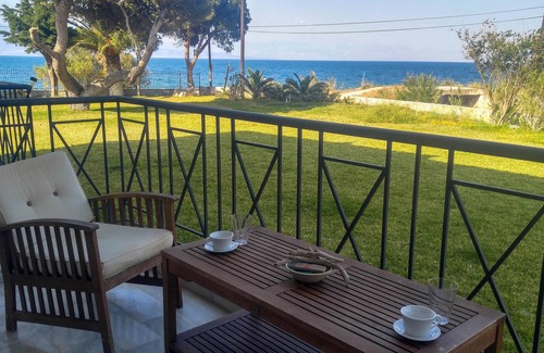Sarakiniko Apartment | Diakopto beachfront, comfort 2BR apartment (Punda Beach) -unit2-