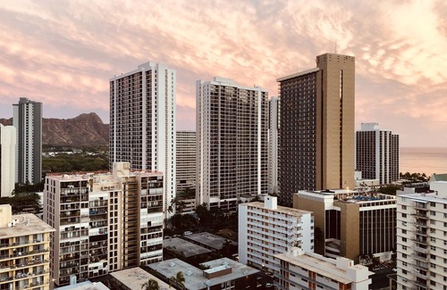 Waikiki Condo | Diamond Head Penthouse 2bed/2bath Kitchen & Parking in heart of Waikiki.