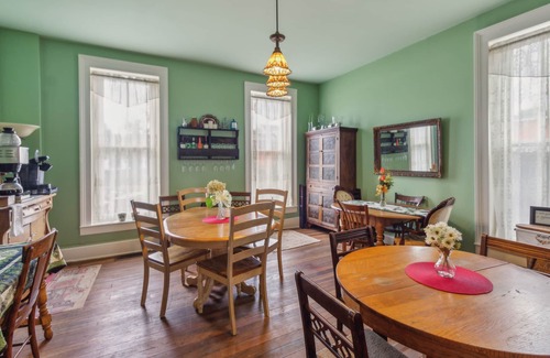 Glasgow Apartment | Dickinson Room by Main Street Bed & Breakfast