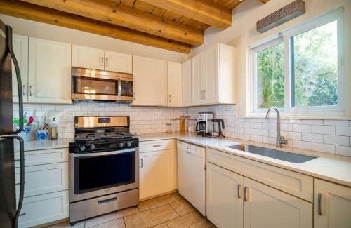 South Capitol House | Diego Getaway- Courtyard - 3BR & Office