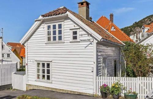 Sandviken House | DINBNB Homes l Charming 2-Bedroom Home by the Sea Cozy