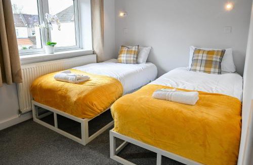 Bristol House | Dings House With FREE Parking In Super Central South West City Location By StayStaycations