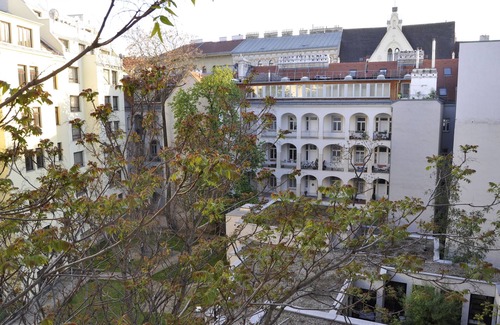 Wieden Apartment | Directly at the NASCHMARKT, SECESSION, right in the middle of the cultural pulse of the city