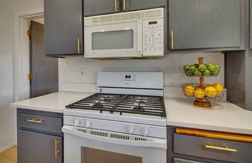 Bend House | Discounted Rates! Farmhouse on 10 acres. Dog Friendly, Large Sunroom, Washer/Dryer, Garage, Porch