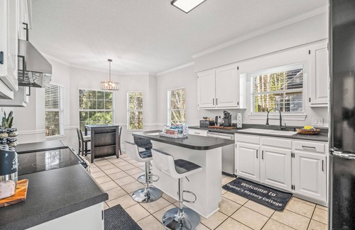 Malbis House | Discover Daphne's mystery cottage: Golf Course, Yacht Club, pool retreat!
