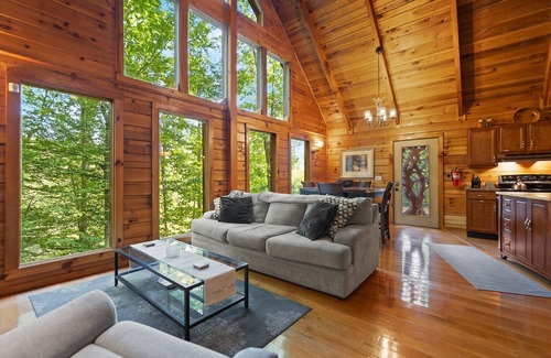 Slade Cabin | Discover Serenity at Hidden Ridge, Hot Tub, Satellite TV, firepit.