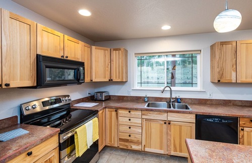 Superior Cabin | Discover tranquility in this upscale vacation rental nestled in Superior, MT