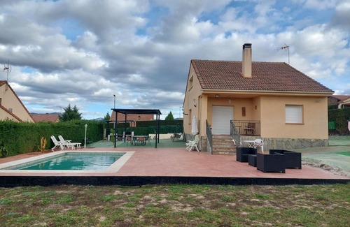 Zarzuela del Monte House | Disfrutar y relajarse en el Robledal