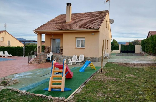 Zarzuela del Monte House | Disfrutar y relajarse en el Robledal