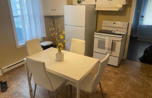 Saint-Edmond Apartment | Dispo limitée ! Appartement lumineux très propre avec jardin privé , accès autonome, Wi-Fi & parking intérieur, Netflix,