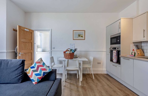 Swanage House | Dizzy Lows Modern 1 Bedroom Swanage Apartment with Bay Views
